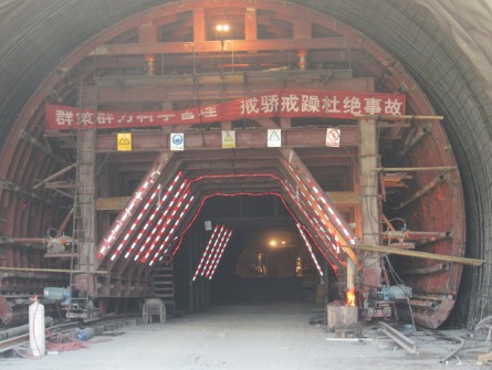 中鐵十六局青海共和河卡山隧道襯砌臺(tái)車(chē)